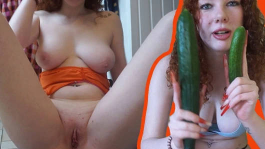 AŞIRI FISKIRT! 18 yaşındaki kızıl saçlı genç onu kedi dolduruyor!