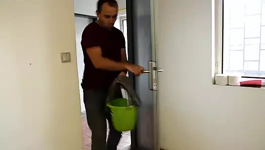 Vicky ve ofis temizlikçisi