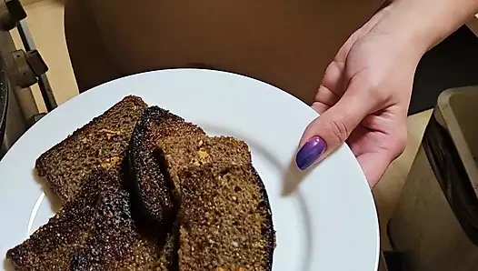 Yeni Emma'nın yemek pişirme şovu. S1e1: sarımsaklı ekmekler ve çıplak memeler.