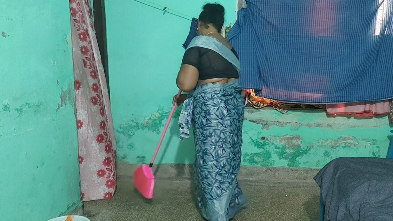 Üvey anne evi temizlerken üvey oğlunu benimle seks yapmaya davet etti