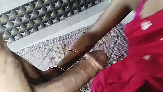 Hintli üvey kız kardeş gizli eğlence için üvey erkek kardeşinin evine geliyor
