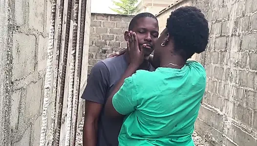 Binanın arkası kız arkadaşına