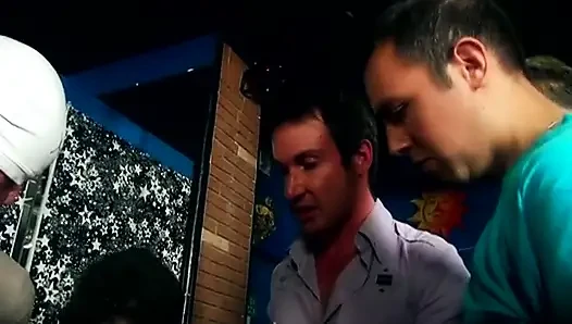 Azgın sarışın hatun grup seks yapıyor