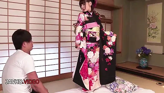 Kimono'daki ateşli Asyalı güzel kadın şiddetle sikiliyor ve bugün ateşli bir şekilde boşalıyor