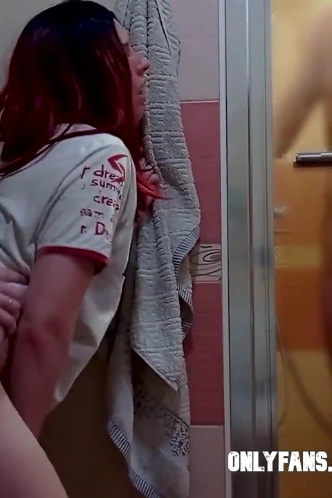 Evli kadın duştayken kocasını aldatıyor