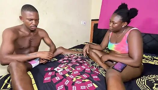 Eski okul erkek arkadaşımla kart oynuyorum