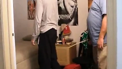 Brian, babasının dizine geri döndü