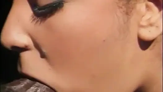 Zenci güzel kadın büyük bir siyah yarağın tadını çıkarıyor