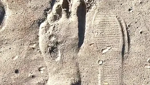 16 feet boyutunu plajda kum baskılarıyla karşılaştırıyor