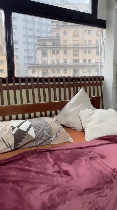 Kocasının Cinsel Ilişki Evinde, Iri Yapılı Evli Bir Kadın, Kalın Penisli Bir Adama Anal Seks Yapıyor