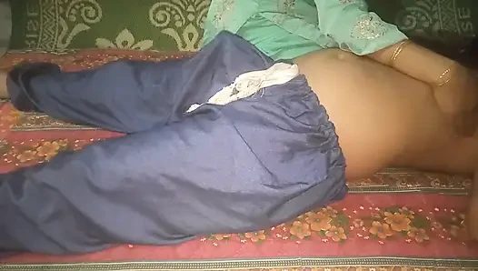Öğretmen sevimli ateşli bakire öğrencisini baştan çıkardı. Hintli bakire liseli kız ilk kez (sınıf) öğretmenle seks yapıyor