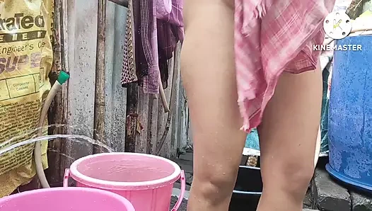 Hintli ev hanımı banyo yapıyor