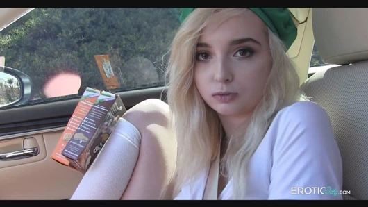 Karşılığında amını yalarsa kız öğrenciden tüm kurabiyelerini alıyor