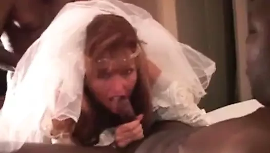 Gelin gibi giyinmiş karısı 2 siyah ile bir üçlü var