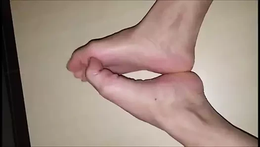 Elli seksi (36 beden) ayaklarını hareket ettiriyor