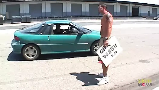 Cinsel olarak mahrum bırakılan Shyla Stylez cinsel ilişki yaşıyor ve sperm dalgalanması yaşıyor.