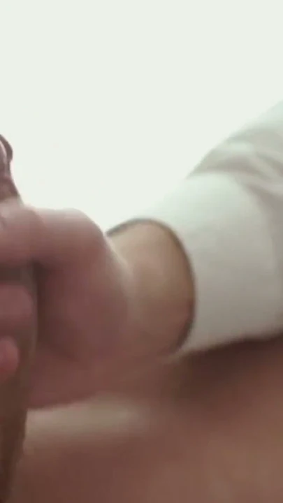 Pürüzsüz genç yaşlı bir handjob sonra büyük bir yük vuruyor | Klip 1
