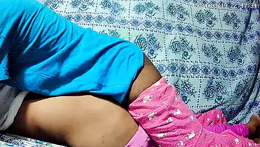 Dasi sıkı göğüsler gril oğlanla sikişiyor