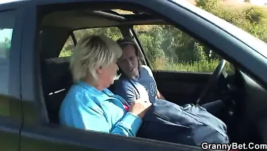 eski nine alma çivilenmiş içinde araba