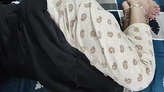 Ateşli Hintli kadın ağzına büyük yarak emiyor