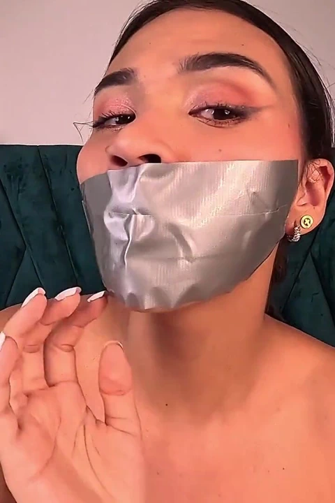 İtaatkar bir dilin üç bant katmanı