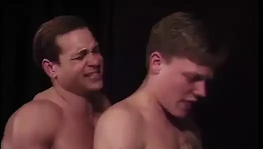 Twink ve adam kadın onlara katılmadan önce sakso çekiyor