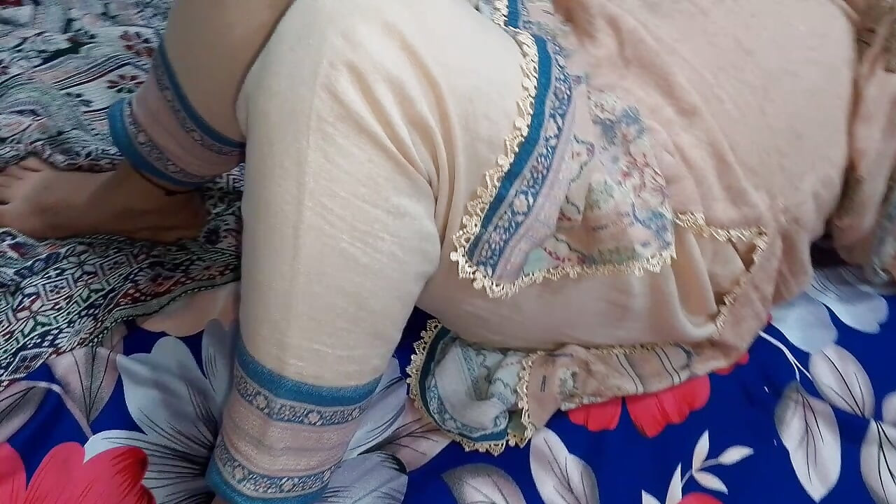 Kocası güzel Hintli karısıyla seks yaptı.