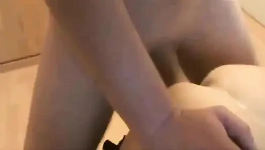 Fransız amatör orta yaşlı seksi kadın motel odasında sikiliyor ve dölleniyor