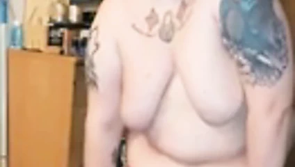 yağ sürtük tanja şeritler gösterilen onu büyük sarkık göğüsleri ve KEDİ