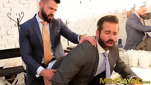 Takım elbise ve kravat çerçeveli ve arkadan becerdin iri parça