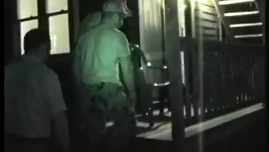 Yakışıklı azgın adamlar vahşi üçlü seks yapmaya hazır