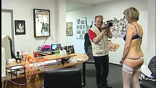 Sarışın olgun oyuncu seçmelerinde domaltılıyor