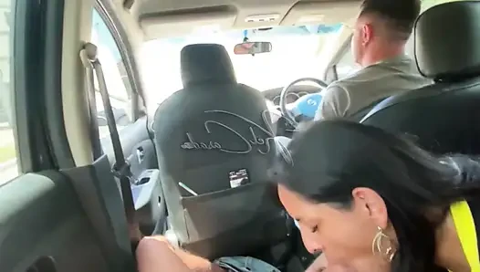 Gavat araba sürerken arabada prezervatifsiz sikişiyor