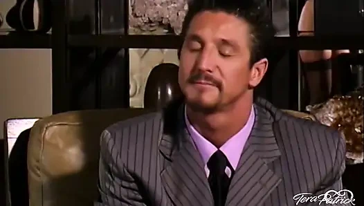 Penny Flame restoran mutfağında sikiliyor