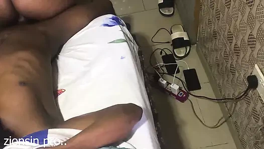 Zenci büyük götlü sandalyede sikişiyor