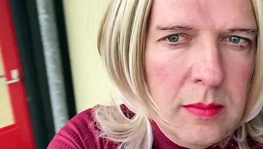 Amcık, kapısında bekleyen bir fahişe oynuyor