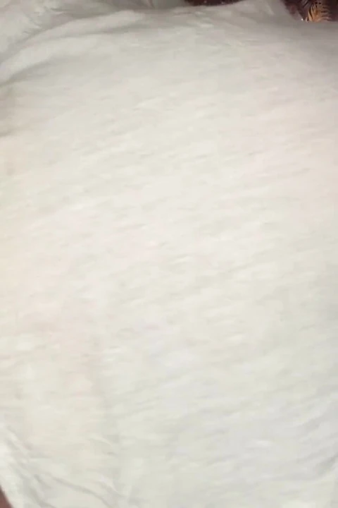 Kısa elbiseyle yüzüne osuruyor