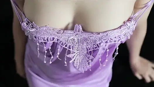 Vücudu çok mükemmel, ayrıca seksi saten elbise giyiyor, Endonezyalı kızı otomatik sikiyor