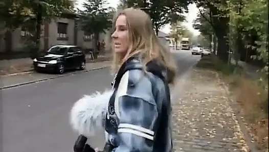 Gerçek seksi ve azgın Alman aktrislerle 90'ların amatör porno videoları vol 2