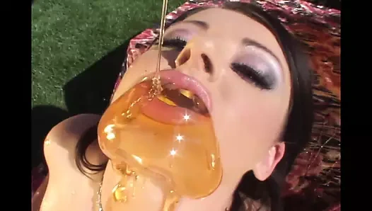 Sophie Dee'nin büyük tatlı götü büyük bir yarakla derinden sikiliyor!