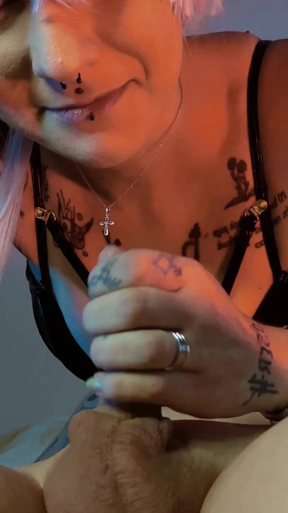 Cosplayer 69 pozisyonunda gırtlağına kadar sakso çekiyor