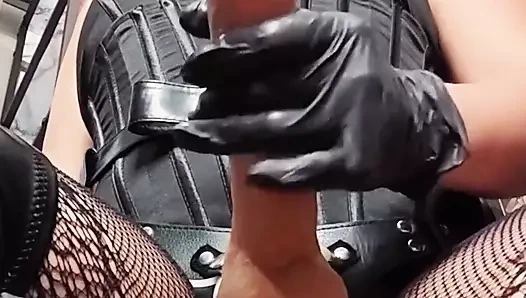 Fışkırtma takma yaraklı Asyalı dominatrix