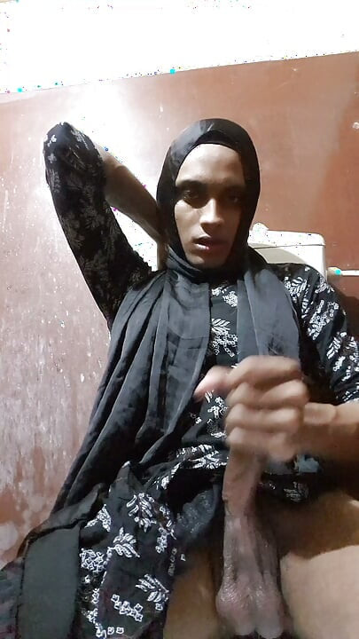 Desi hijabi shemale kendi cum ve pissini içip handjob yapıyor