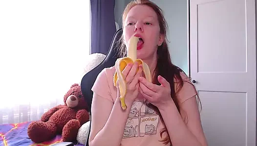 Tatlı bir atıştırma zamanı! Bu muz yarağına çok benziyor! Bak ne kadar açgözlü bir şekilde emiyor!