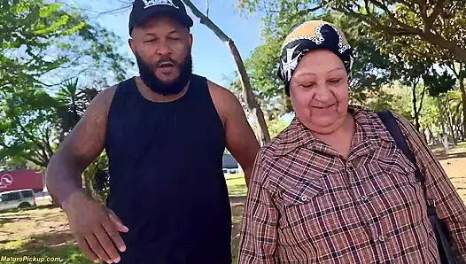 Gerçek 73 yaşındaki anne otobüste anal seks için yakalandı