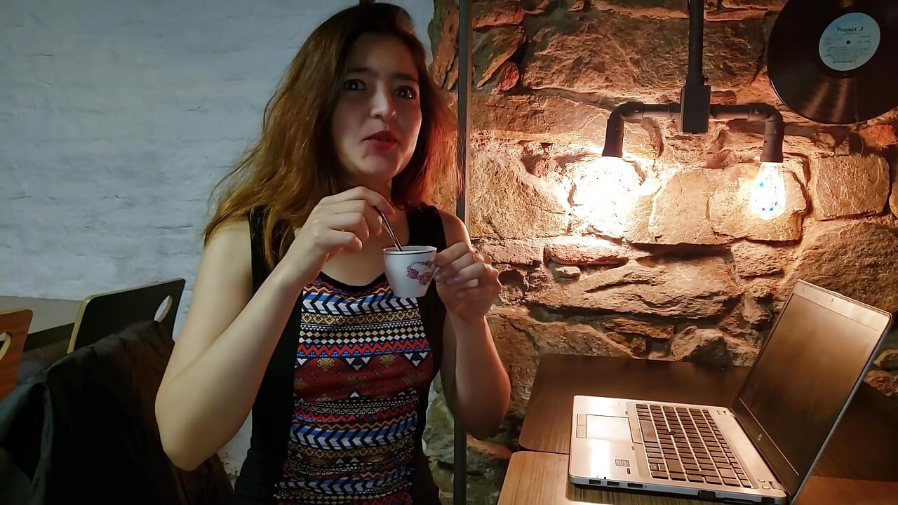 Sekreter spermle kahve seviyor. Kyle's Latte