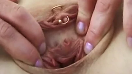 Büyük pompalanan kedi içinde büyük yapay penis