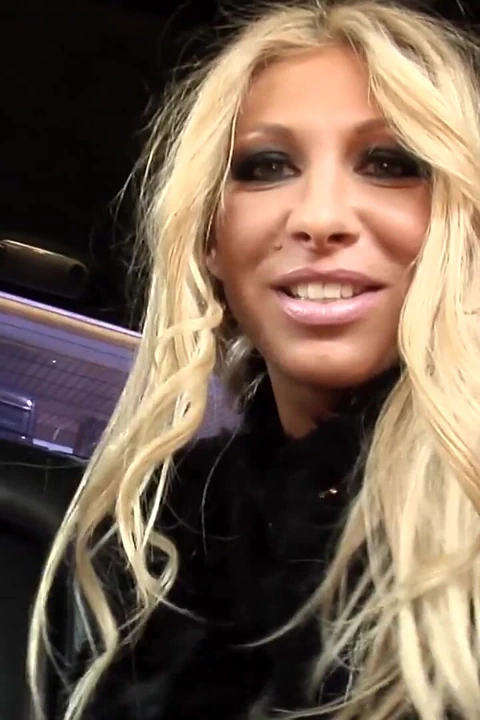 2 ateşli lezbiyen arabada seks yapıyor