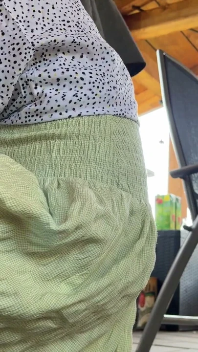 Hiçbir külot parti kızları etek altında bacaklarını ve kedi göstermek için kendi bff ile dışarıda bir barbekü günü yaşıyor | Klip 1