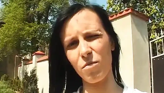 Esmer güzel bakış açısıyla sakso çekmeden önce mastürbasyon yapıyor